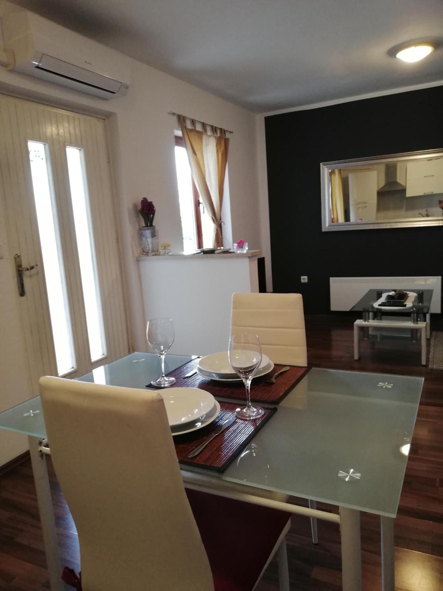 Apartments Poretti For 2,In Center Parking Free In The Yard,6 Min Beach Walk Rovinj Exterior photo
