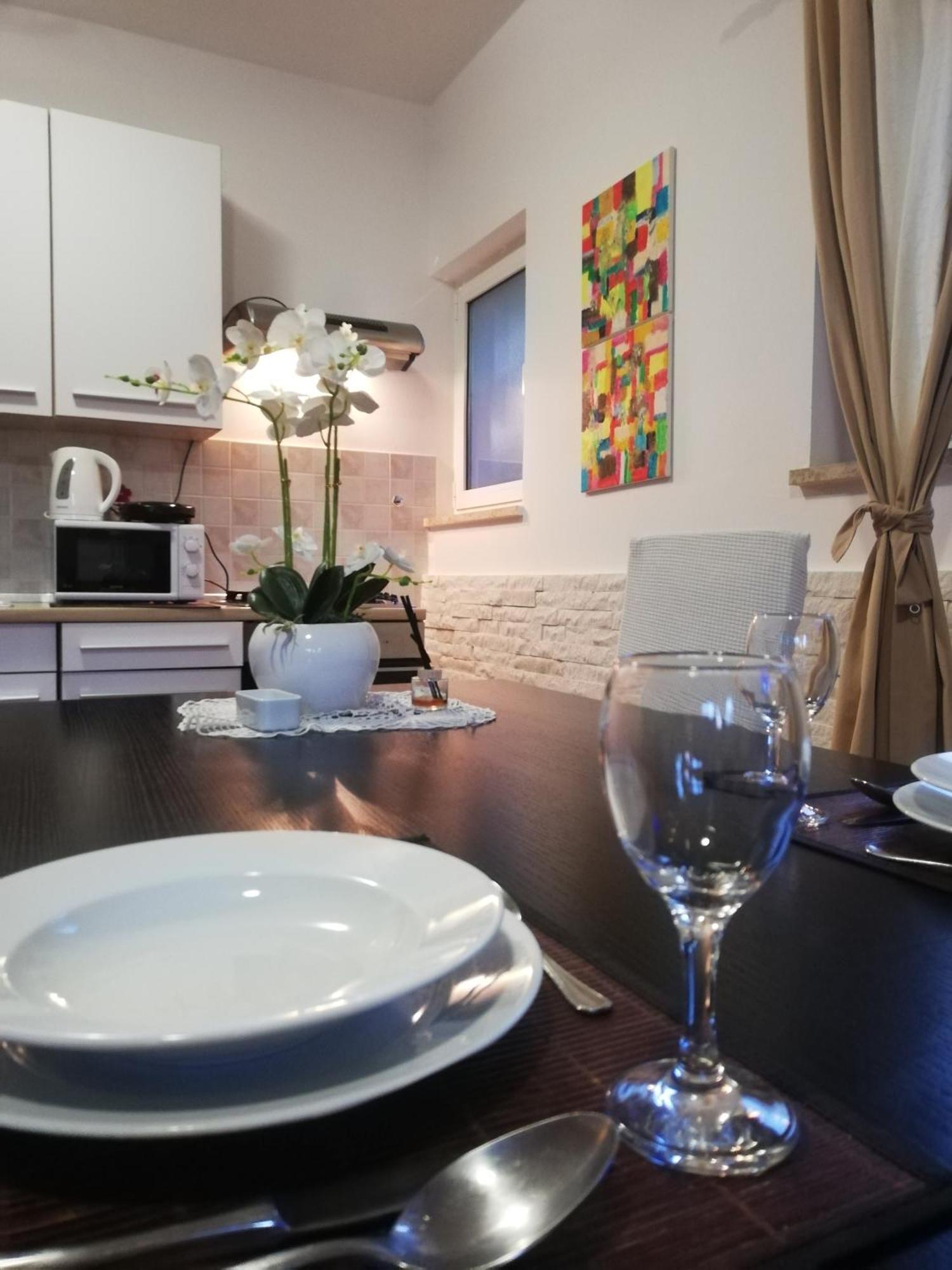 Apartments Poretti For 2,In Center Parking Free In The Yard,6 Min Beach Walk Rovinj Exterior photo
